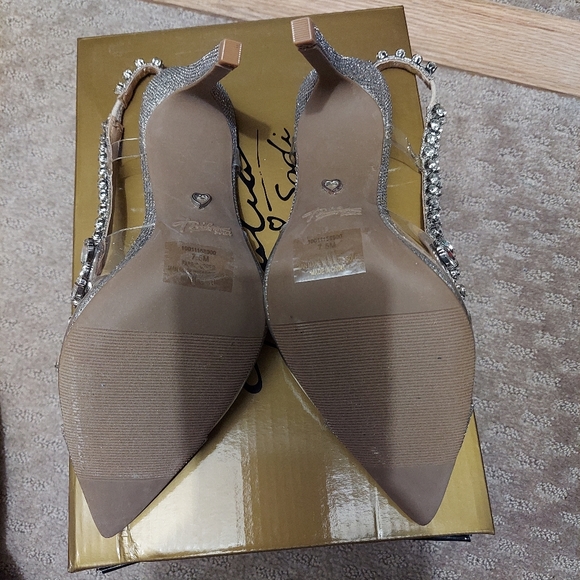 Women heels size 7.5 - Picture 2 of 3
